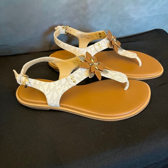 Michael Kors Heidi Sandals Thong Flower‎ Logo Print Flat Tan Beige Size 5.5M - Picture 3 of 9